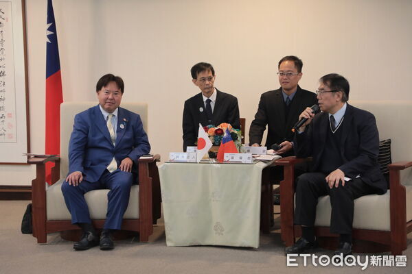 ▲埼玉縣議會日台友好議員聯盟會長鈴木正人率團拜會台南市長黃偉哲,雙方就數位化與防災治理進行交流。(記者林東良翻攝,下同)