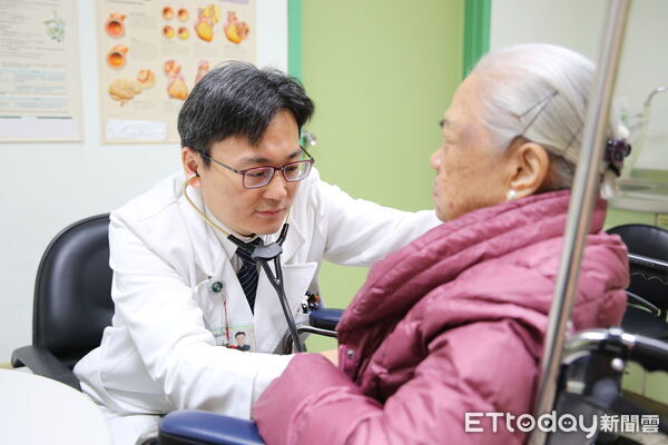 ▲花蓮慈院春節下午假日門診,內科有內科部副主任暨心臟內科醫師張懷仁看診。(圖/慈濟醫學中心提供,下同)