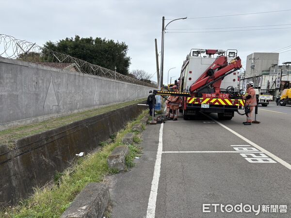 ▲▼新竹男趴臥姿陳屍水深10公分溝渠中。(圖/記者楊永盛翻攝)