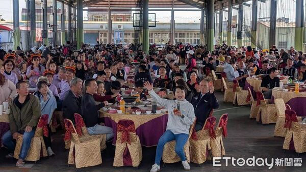 ▲▼ 水上鄉歲末圍爐幸福滿桌公私攜手提前團圓 傳遞社會溫暖與陪伴 。(圖/水上鄉公所提供)