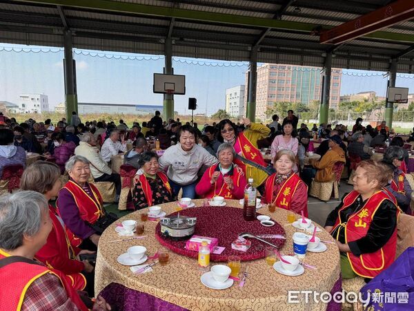 ▲▼ 水上鄉歲末圍爐幸福滿桌公私攜手提前團圓 傳遞社會溫暖與陪伴 。(圖/水上鄉公所提供)