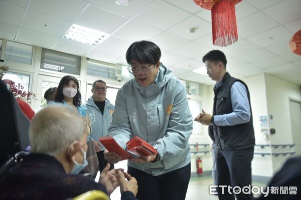 ▲▼花蓮市長魏嘉彥前往花蓮東區老人之家贈送春節禮金以及限量版春聯。(圖/花蓮市公所提供,下同)