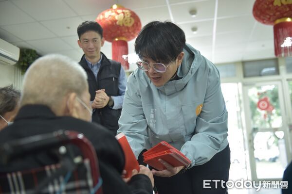 ▲▼花蓮市長魏嘉彥前往花蓮東區老人之家贈送春節禮金以及限量版春聯。(圖/花蓮市公所提供,下同)