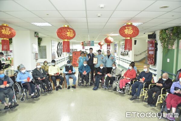 ▲▼花蓮市長魏嘉彥前往花蓮東區老人之家贈送春節禮金以及限量版春聯。(圖/花蓮市公所提供,下同)