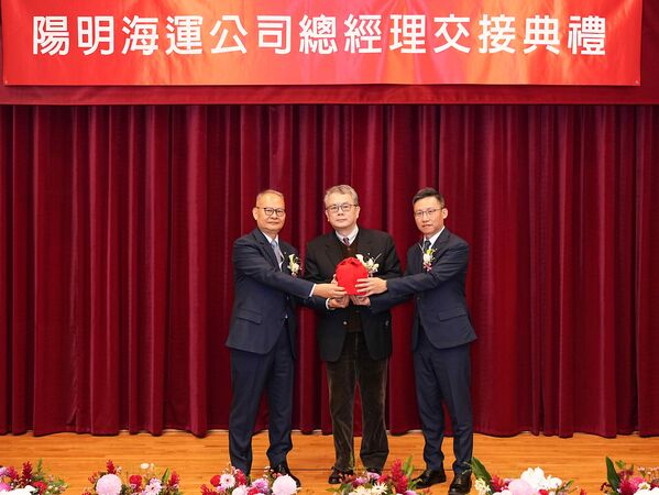 ▲左起陽明海運白崑榮卸任總經理、監交人唐達興獨立董事、新任總經理李明輝。(圖/陽明提供)
