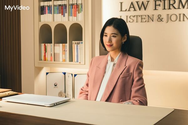 ▲▼顛覆國家的性交易!元斌愛妻新戲超敢拍 韓網口碑狂燒:背脊發涼。李奈映睽違3年回歸小螢幕,出道28年在《榮耀:她們的法庭》首當律師。《榮耀:她們的法庭》鄭恩彩飾演律師事務所代表。《榮耀:她們的法庭》李清娥變身武打擔當!飾演熱血律師。《榮耀:她們的法庭》三大女神同框,首播收視破紀錄。(圖/台灣大哥大MyVideo提供)