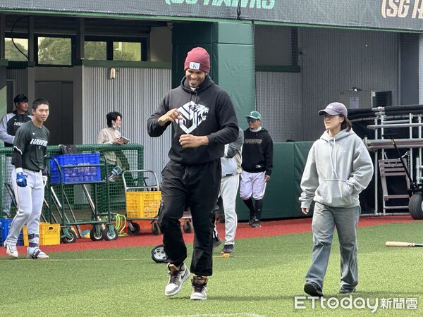 ▲台鋼雄鷹洋砲魔鷹。(圖/記者蔡厚瑄攝)