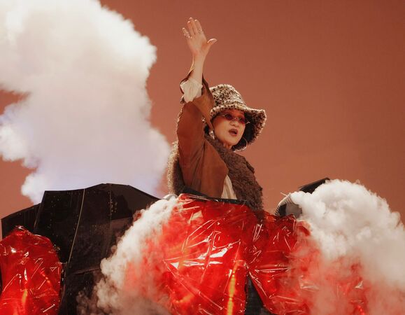 ▲▼比莉爆炸頭由6頂假髮製成。(圖/環球音樂提供)