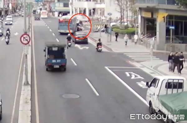 ▲▼捷運新莊站前發生公車與機車擦撞事故 。(圖/記者陳以昇翻攝)