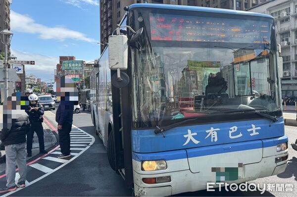 ▲▼捷運新莊站前發生公車與機車擦撞事故 。(圖/記者陳以昇翻攝)