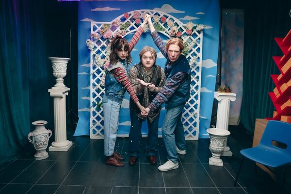 ▲泰勒絲新MV〈Opalite〉邀請席尼墨菲、多姆納爾格里森重回90年代。(圖/翻攝自Taylor Swift Instagram)