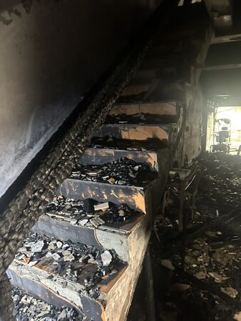 ▲▼宜蘭市延平路一民宅8日晚間失火,2男不幸命喪火場,火調人員勘驗火場,研判起火點在1樓房間彈簧床床尾。(圖/讀者提供,下同)