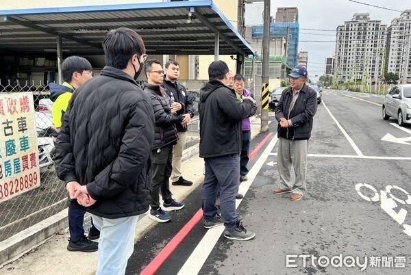 ▲守護春節平安行,平鎮警分局偕同相關單位全面盤點事故熱點優化交通設施。(圖/平鎮警分局提供、下同)