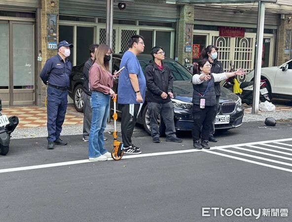 ▲守護春節平安行,平鎮警分局偕同相關單位全面盤點事故熱點優化交通設施。(圖/平鎮警分局提供、下同)