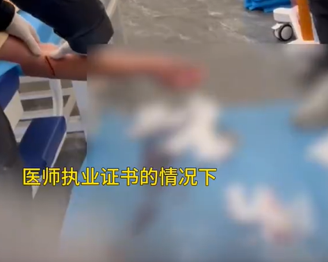 ▲▼陸黑診所「放血療法」地面血流成泊。(圖/翻攝自微博)