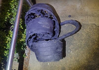 國道驚見隱形殺手　13車集體「撞地雷」BMW中鏢慘況曝