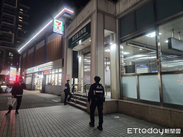 ▲新店捷運站驚傳持刀通報,警方調監視器比對中。(圖/記者陸運陞翻攝)