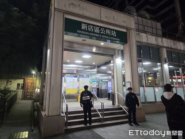 ▲新店捷運站驚傳持刀通報,警方調監視器比對中。(圖/記者陸運陞翻攝)