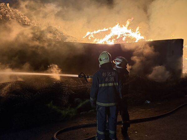 ▲鹿港鎮清潔隊起火。(圖/民眾提供)