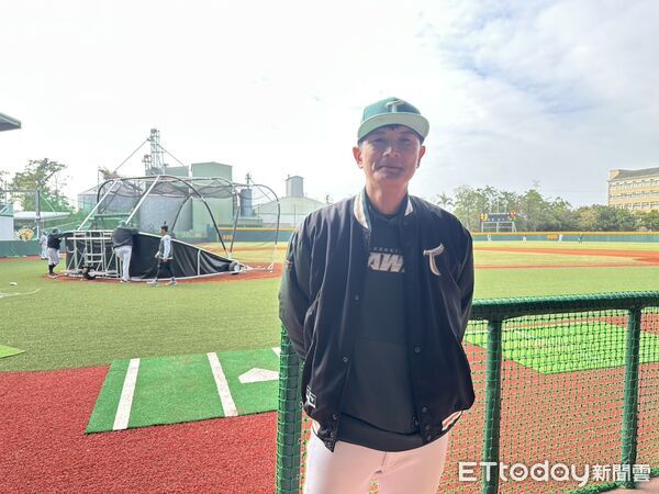 ▲台鋼雄鷹捕手教練凃壯勳。(圖/記者蔡厚瑄攝)