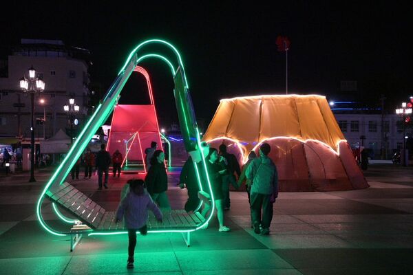 ▲花蓮太平洋燈會挨轟廉價像鹹魚。(圖/翻攝自Facebook/徐榛蔚)