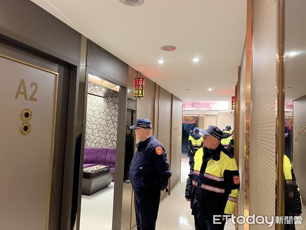 ▲善化警分局於春安工作首日動員警力執行擴大臨檢,全面強化治安維護。(記者林東良翻攝,下同)