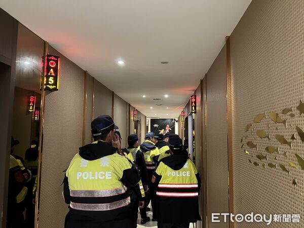 ▲善化警分局於春安工作首日動員警力執行擴大臨檢,全面強化治安維護。(記者林東良翻攝,下同)