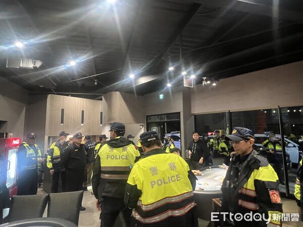 ▲善化警分局於春安工作首日動員警力執行擴大臨檢,全面強化治安維護。(記者林東良翻攝,下同)