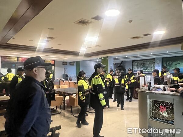 ▲善化警分局於春安工作首日動員警力執行擴大臨檢,全面強化治安維護。(記者林東良翻攝,下同)