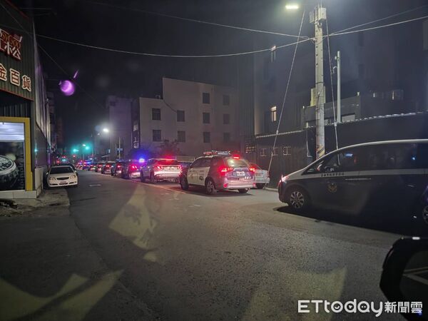 ▲善化警分局於春安工作首日動員警力執行擴大臨檢,全面強化治安維護。(記者林東良翻攝,下同)