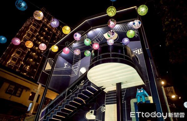 ▲藍晒圖新春漫步祭以「燈籠裡的祝福」為主題,打造串連式燈籠裝置,成為春節走春熱門景點。(記者林東良翻攝,下同)