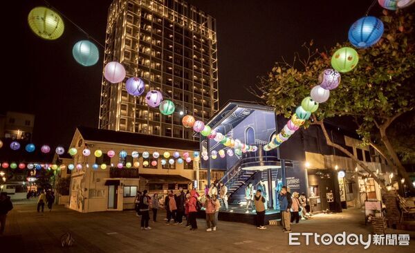 ▲藍晒圖新春漫步祭以「燈籠裡的祝福」為主題,打造串連式燈籠裝置,成為春節走春熱門景點。(記者林東良翻攝,下同)