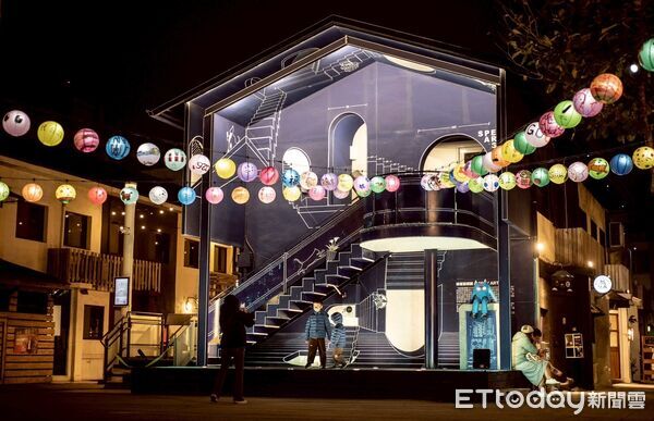 ▲藍晒圖新春漫步祭以「燈籠裡的祝福」為主題,打造串連式燈籠裝置,成為春節走春熱門景點。(記者林東良翻攝,下同)