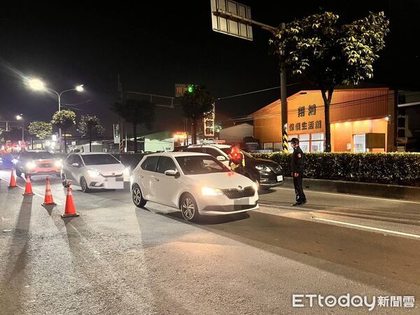 ▲東港警方春節首日執行掃蕩勤務。(圖/記者陳崑福翻攝)