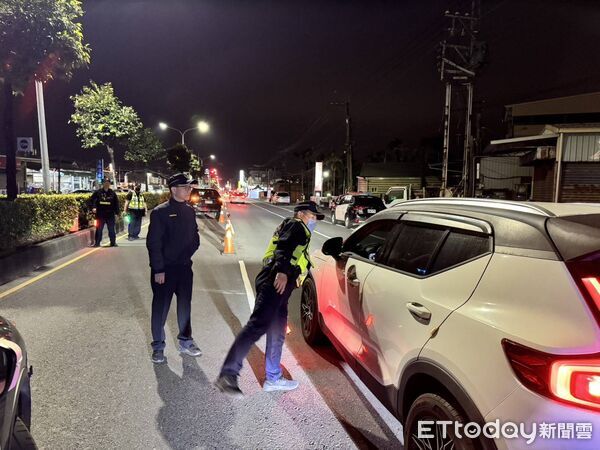 ▲東港警方春節首日執行掃蕩勤務。(圖/記者陳崑福翻攝)