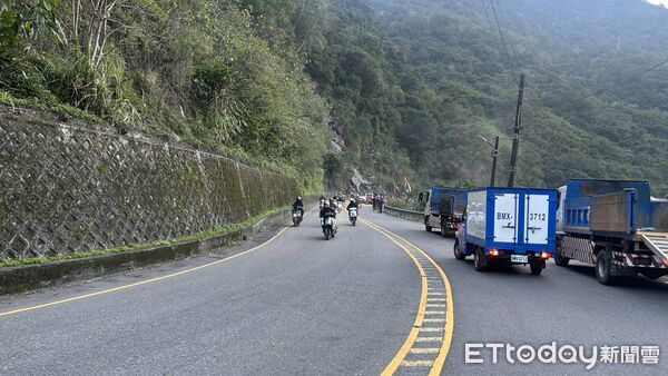 ▲▼烏來台九甲線今凌晨發生土石崩塌,造成雙向道中斷,工務局徹夜清除落石,今上午7時搶通單向道 。(圖/記者陳以昇翻攝)