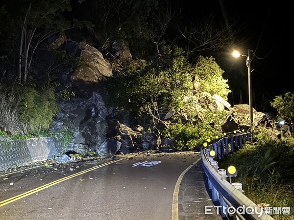 ▲▼烏來台九甲線今凌晨發生土石崩塌,造成雙向道中斷,工務局徹夜清除落石,今上午7時搶通單向道 。(圖/記者陳以昇翻攝)