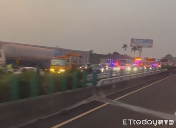 ▲國1雲林斗南路段今日凌晨發生3車連環撞意外,現場一片狼藉。(圖/記者游瓊華翻攝)