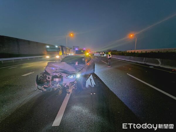 ▲國1雲林斗南路段今日凌晨發生3車連環撞意外,現場一片狼藉。(圖/記者游瓊華翻攝)
