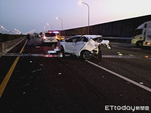 ▲國1雲林斗南路段今日凌晨發生3車連環撞意外,現場一片狼藉。(圖/記者游瓊華翻攝)