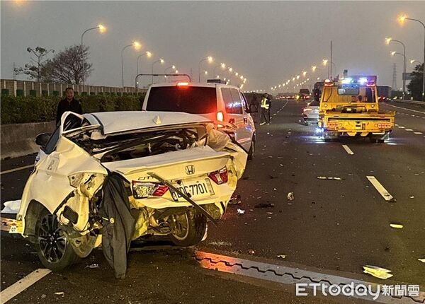 ▲國1雲林斗南路段今日凌晨發生3車連環撞意外,現場一片狼藉。(圖/記者游瓊華翻攝)