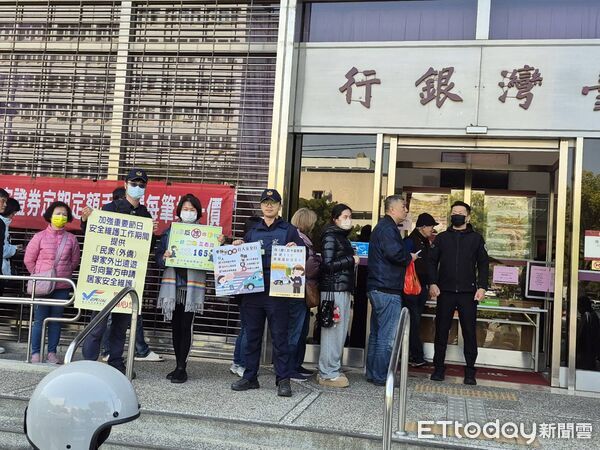 ▲▼台中警方在台銀黎明分行舉辦防搶演練,並宣導申請護鈔。(圖/警方提供,下同)