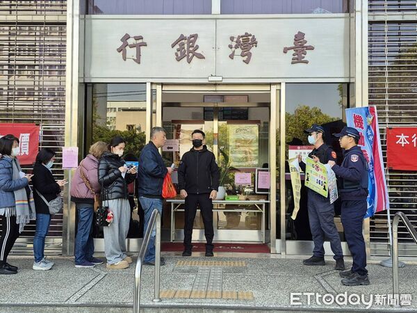 ▲▼台中警方在台銀黎明分行舉辦防搶演練,並宣導申請護鈔。(圖/警方提供,下同)