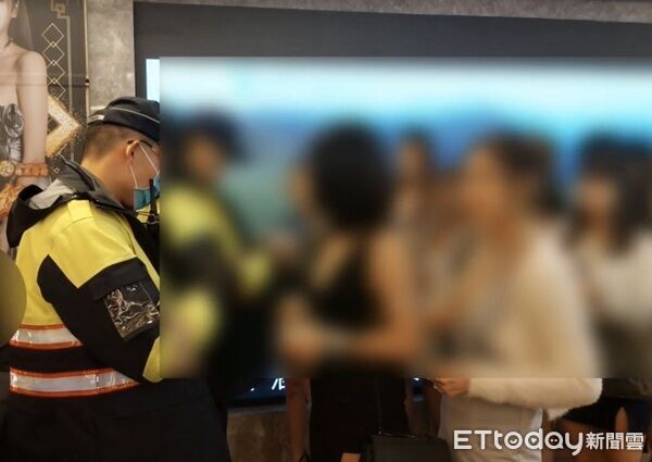 ▲桃園市今年加強重要節日安全維護工作,臨檢八大行業將爆乳短裙辣妹排排站,逐一查實身分。(圖/桃園警分局提供、下同)