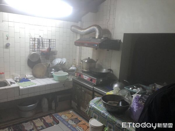 ▲台南市七股區住宅因瓦斯爐未關導致白煙瀰漫,住警器即時示警成功阻止火災發生。(圖/記者林東良翻攝,下同)