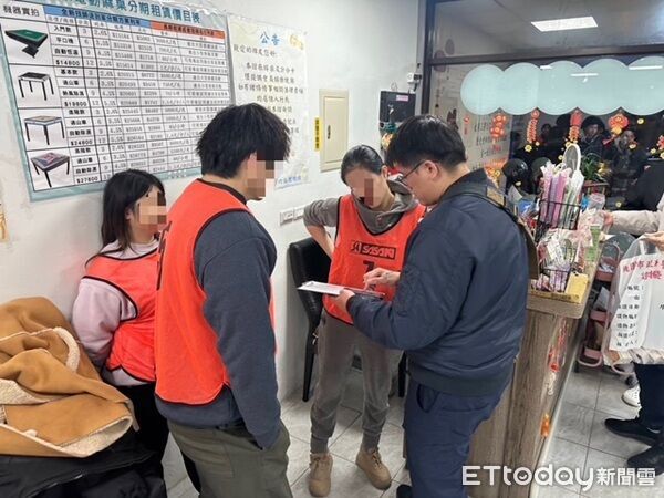 ▲▼一舉查獲4名工人員,及12名賭客。(圖/楊梅警分局提供)