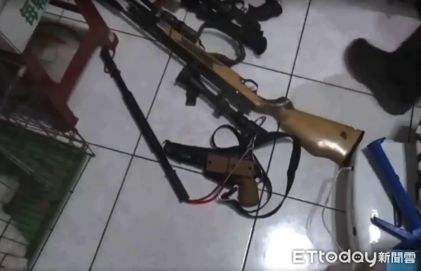 ▲北市文山區一名男子不滿童鬧持槍掃射幼兒園,警強力攻堅搜出3把槍彈。(圖/記者張君豪翻攝)