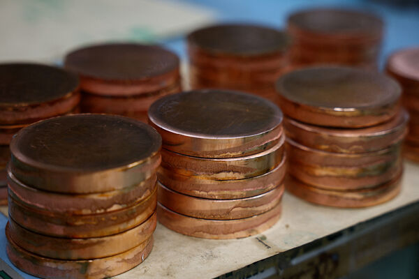 ▲▼冬奧出包主辦出手調查! 多名金牌選手「一跳就斷」獎牌慘缺角。(圖/路透)