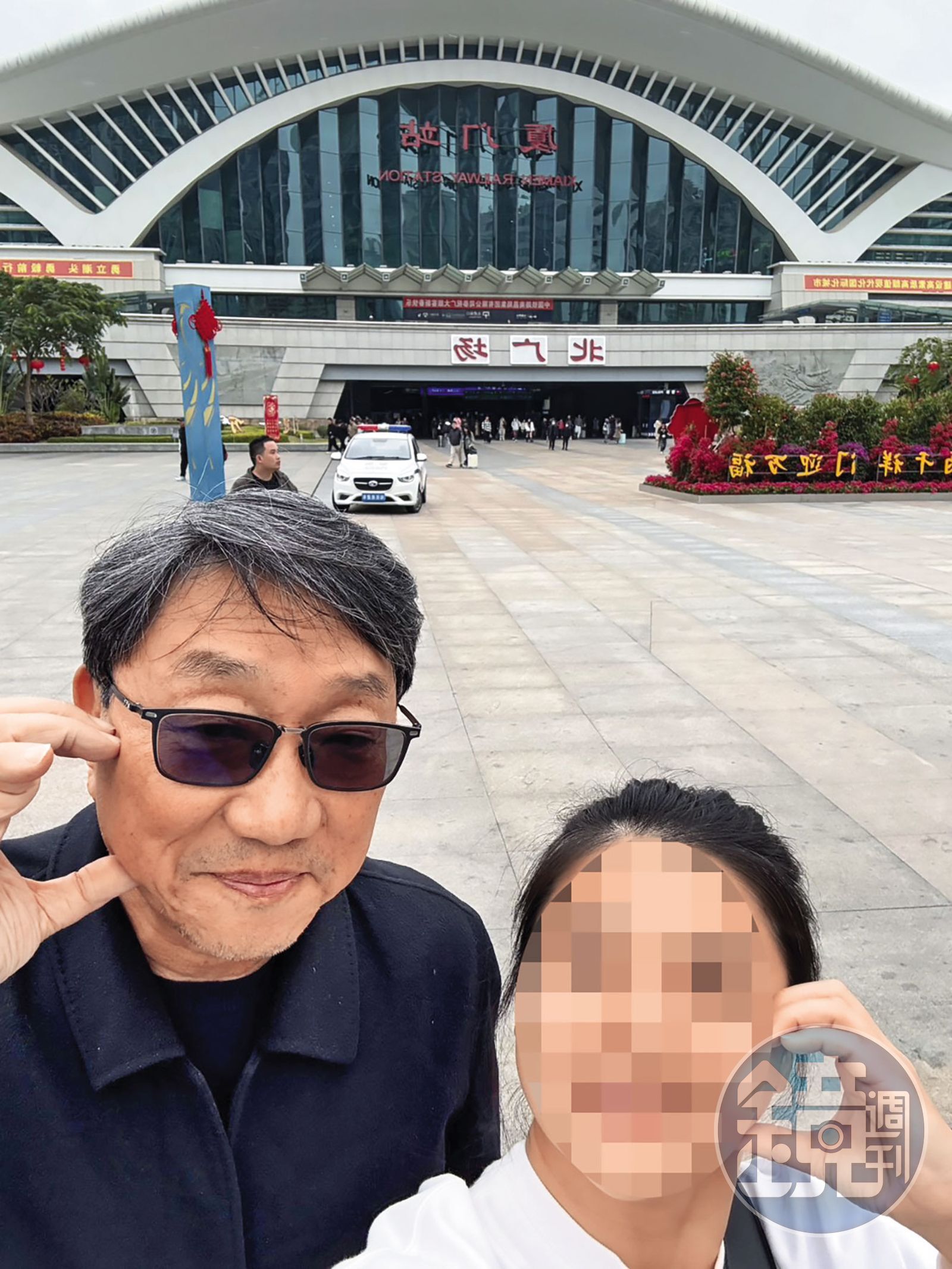 長榮大學副教授張振平(左)與A小姐(右)交往期間,留下「臉頰愛心」的甜蜜合照。(讀者提供)