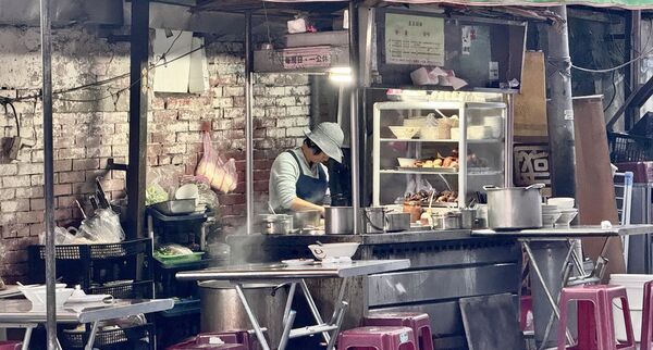 ▲▼麗英麵攤。(圖/部落客小虎食夢網授權提供)